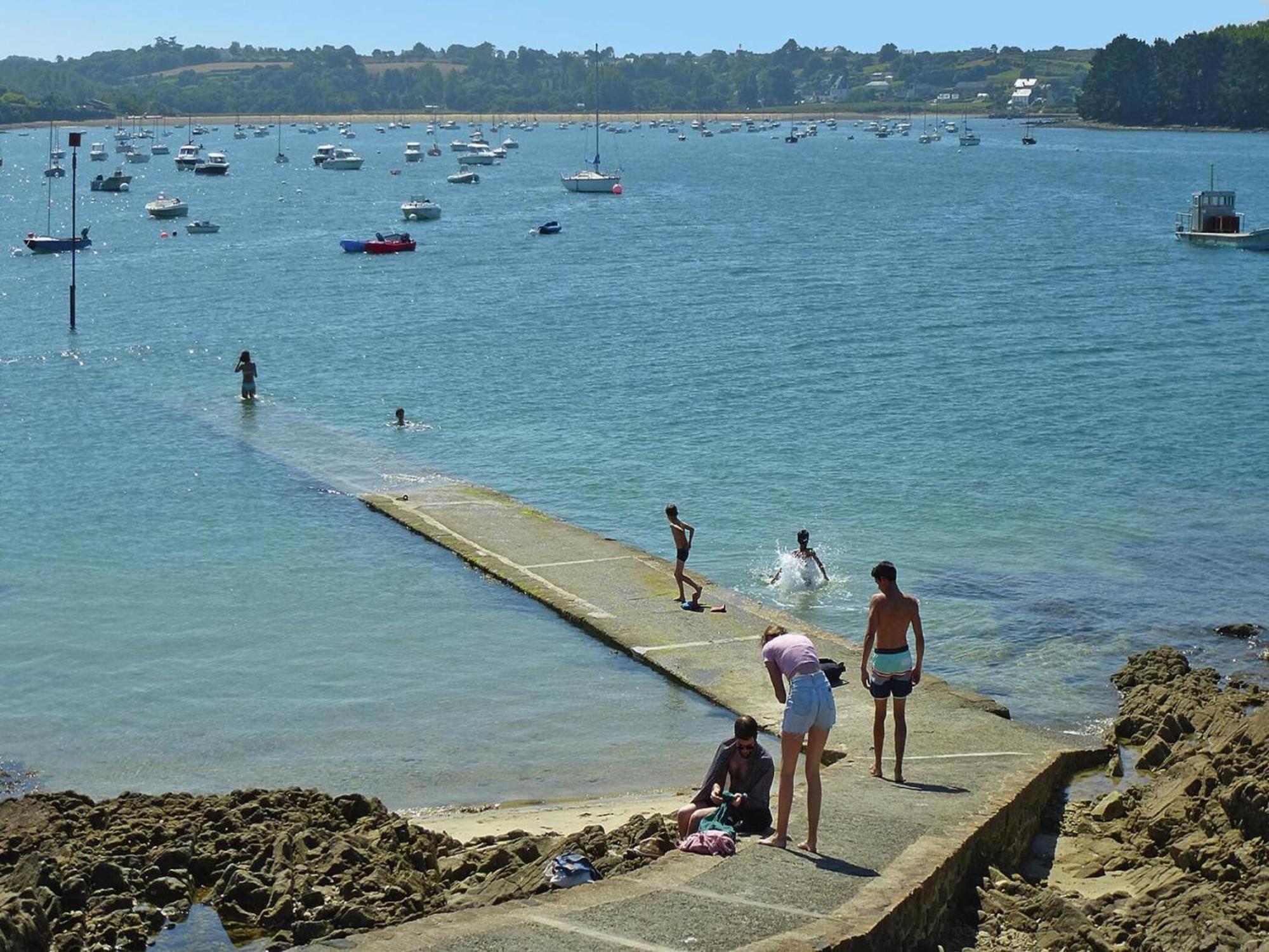 Pretty Breton Holiday Home In A Top Location Plougasnou Bagian luar foto
