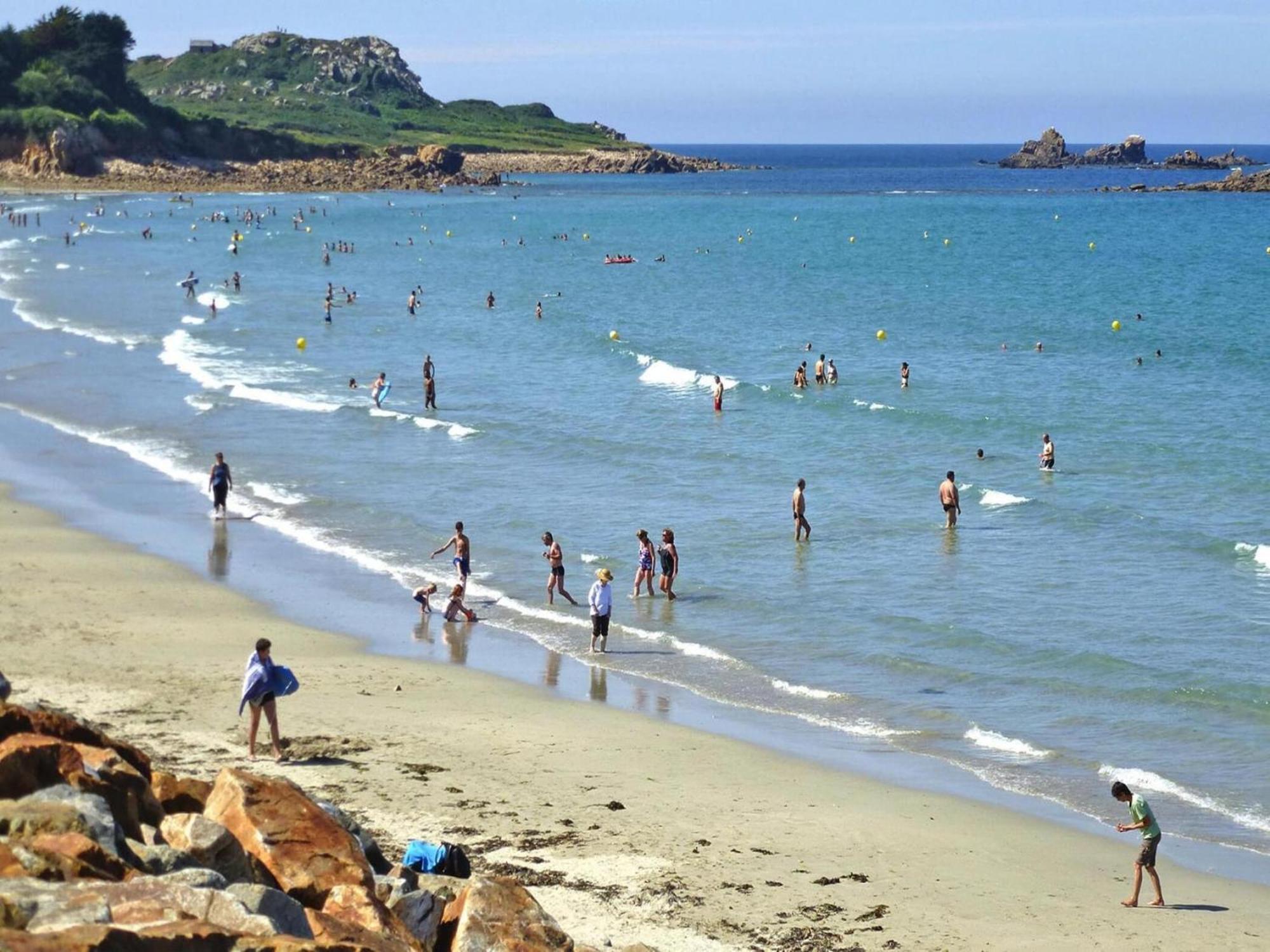 Pretty Breton Holiday Home In A Top Location Plougasnou Bagian luar foto
