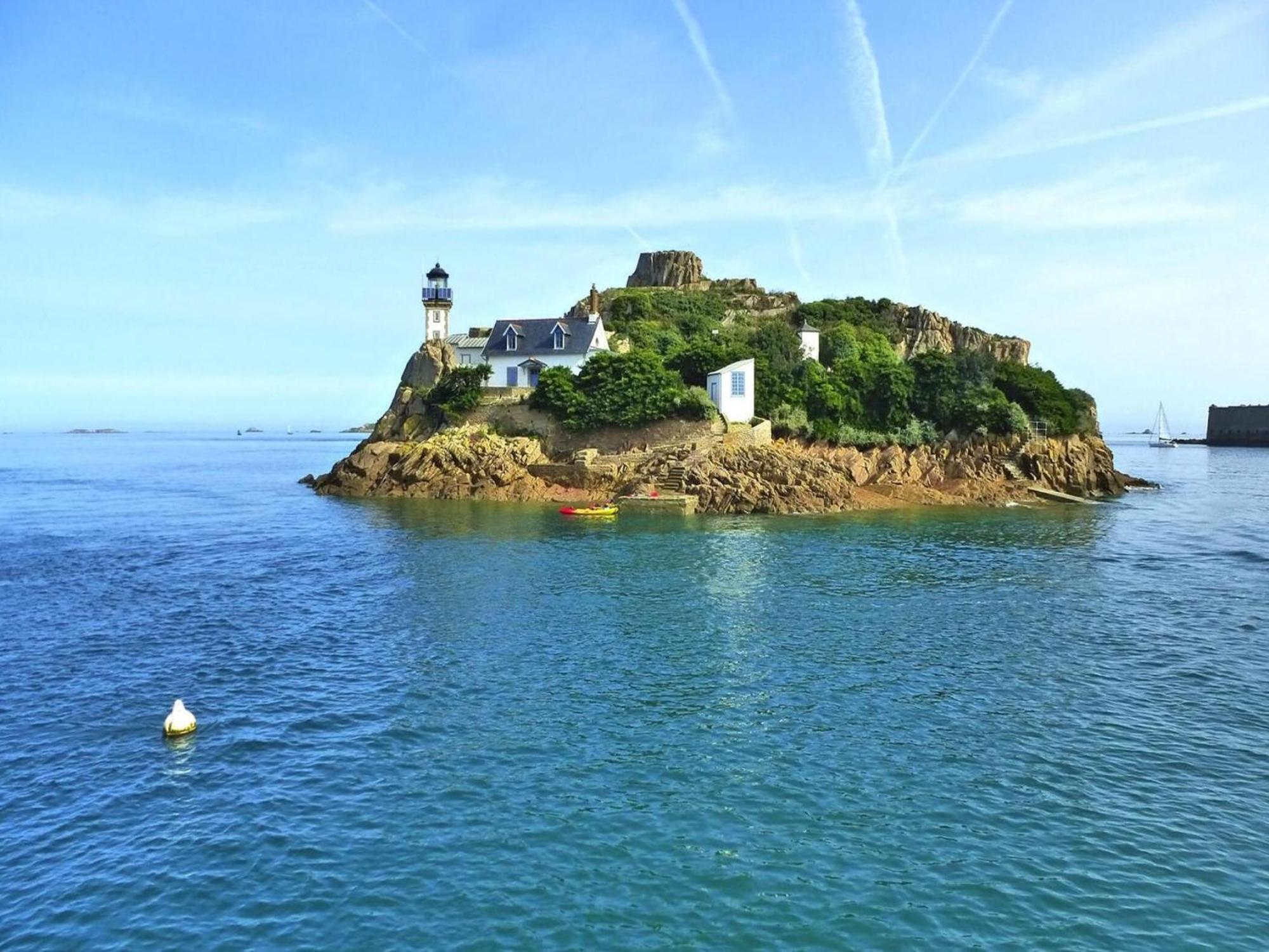 Pretty Breton Holiday Home In A Top Location Plougasnou Bagian luar foto